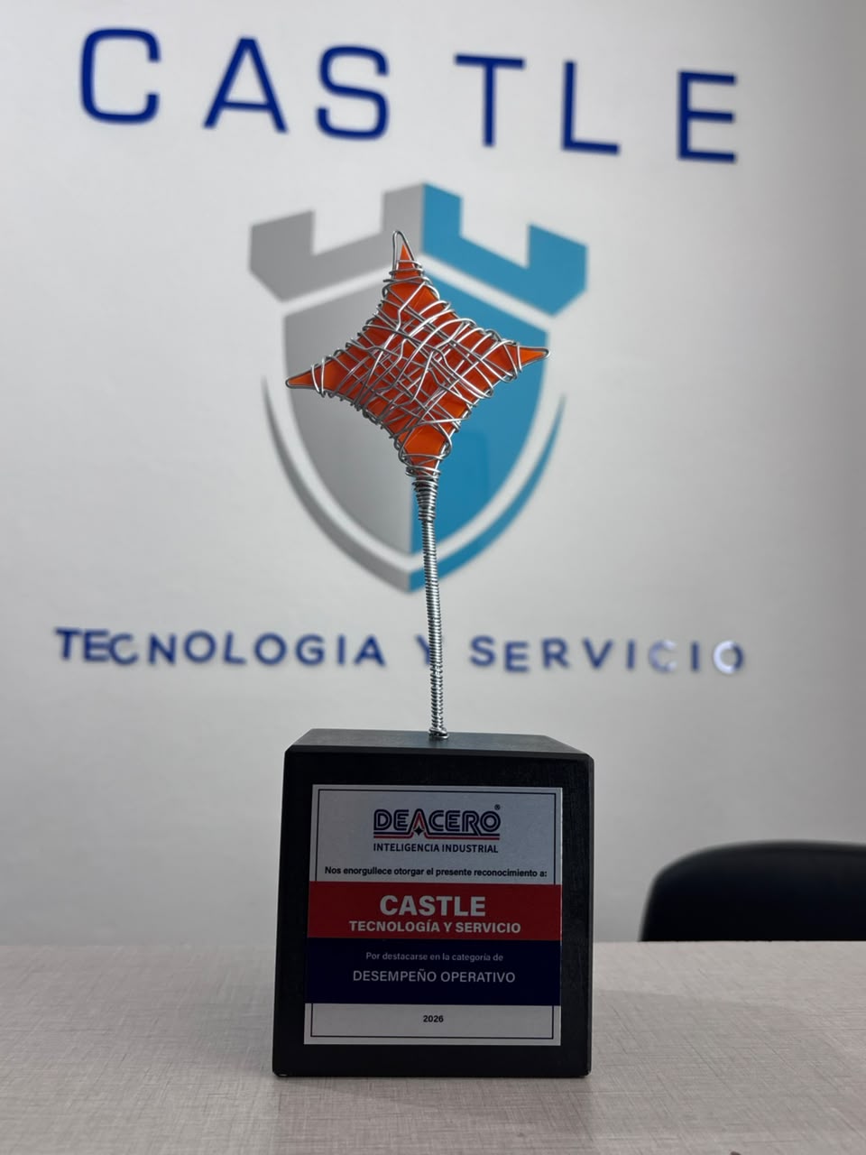 Reconocimiento otorgado por DEACERO a CASTLE Tecnología y Servicio por Desempeño Operativo 2026
